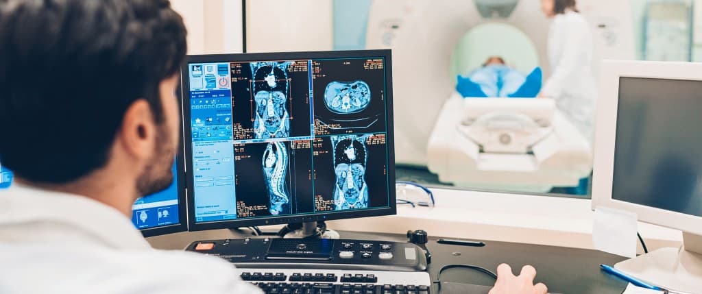 Radiolog tibbiy skanlarni tahlil qilmoqda - AviRadiology AI yordamchisi